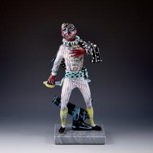Maskierte Figur mit Schwert und Kanone